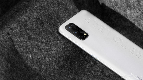 Официальные промо-фото Realme Q2 Pro раскрыли его фишку