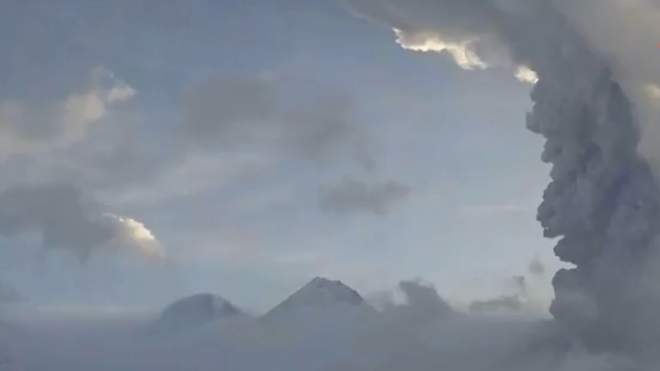 На Камчатке началось извержение вулкана, столб пепла – 10 км