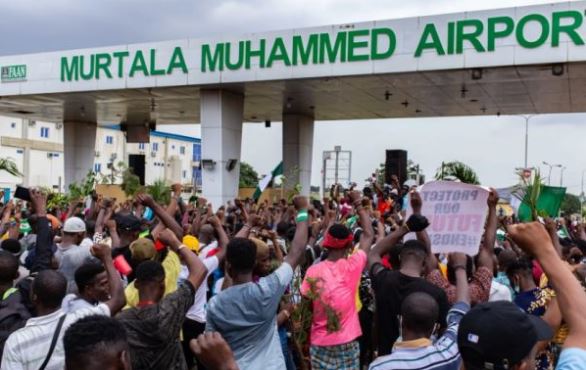 В Нигерии полиция расстреляла около 20 демонстрантов