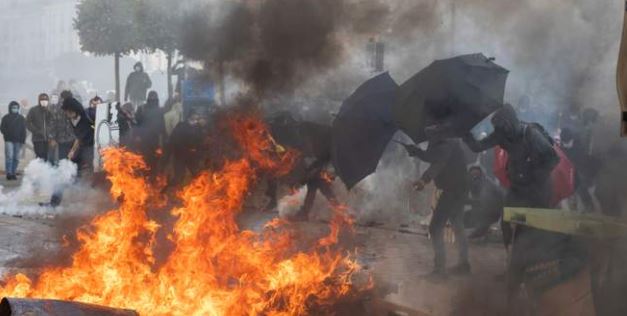 Во Франции во время протестов пострадали почти сто полицейских