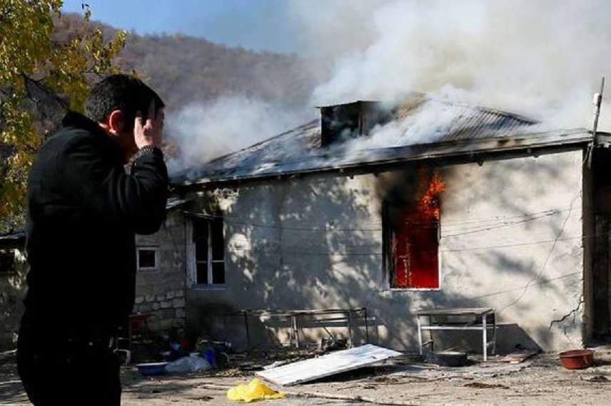 Покидая Карабах, люди сжигают свои дома и вырубают деревья