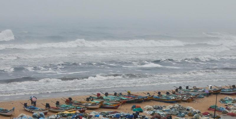 Индию накрыл мощный циклон, в Израиле затопило военные базы