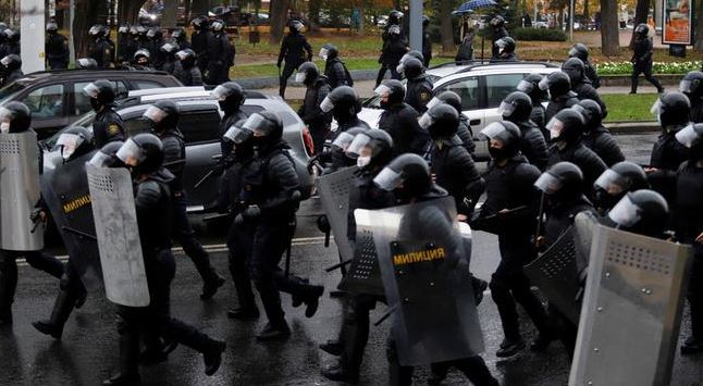 Александр Лукашенко играл в хоккей, пока в стране шли протесты