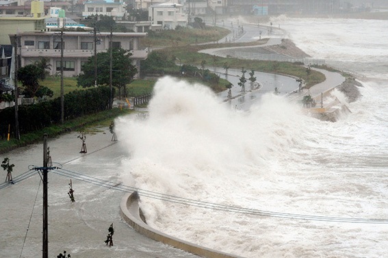 На Филиппинах – очередной тайфун, Европу накроет серия штормов