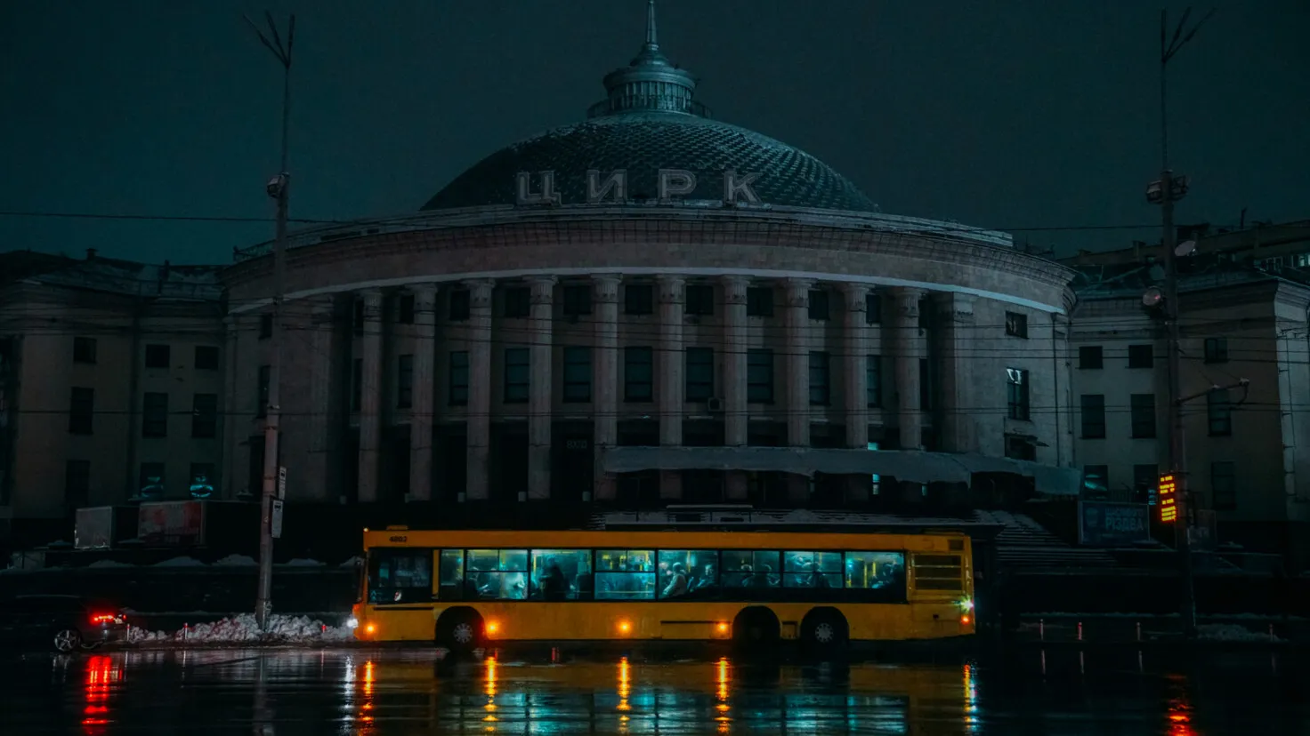 Блекаут в Киеве: как будут работать транспорт, связь, почта, аптеки и магазины