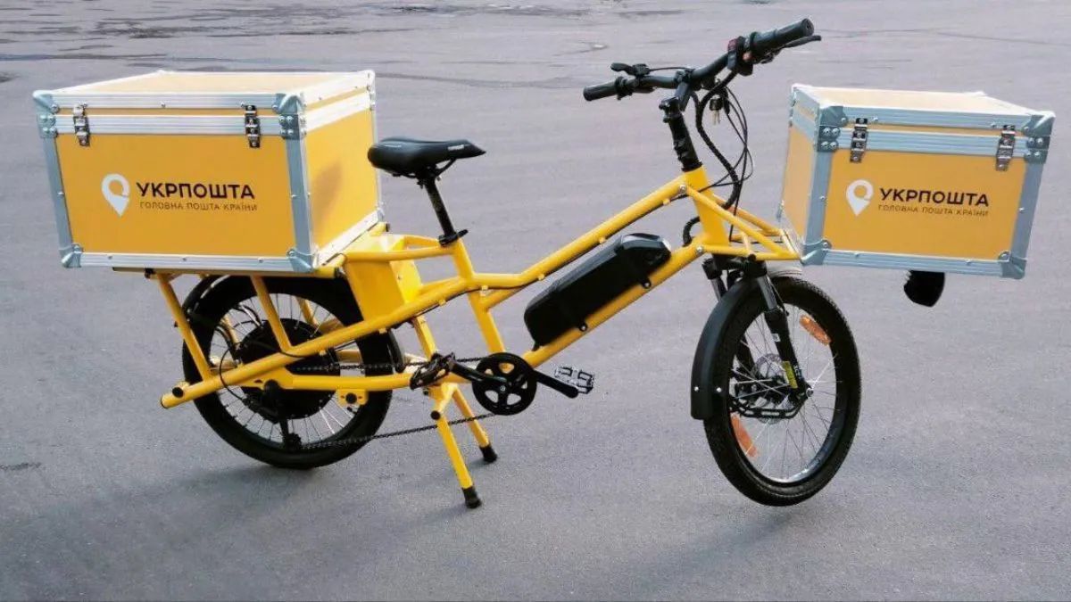 Укрпочта запустила пилотный проект «почтальона на электробайках»