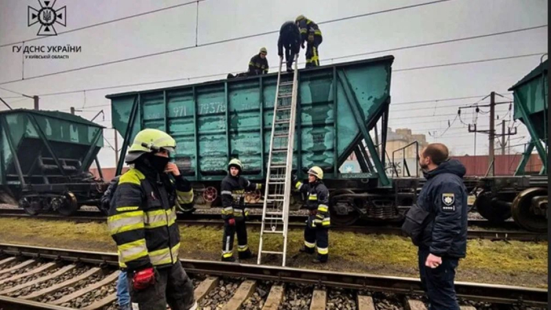 Под Киевом подросток умер от удара током после попытки сделать селфи в поезде