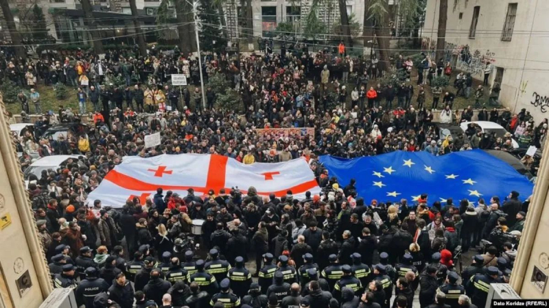 В Тбилиси снова протесты после ночных столкновений с полицией