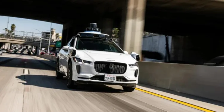 Беспилотные автомобили Waymo теперь могут самостоятельно передвигаться по шоссе
