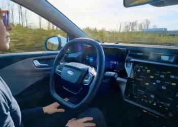 Ford бросает вызов Tesla: система вождения без рук скоро появится в массовых моделях в Европе