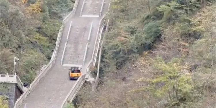 Китайский автопроизводитель попытался повторить знаменитый трюк Land Rover и оконфузился