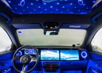 Салон нового Mercedes GLB сверкает как рождественская елка