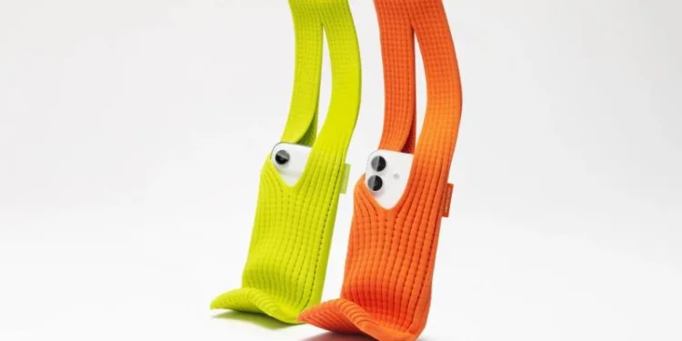 Смеялись, но покупали: всего за один день Apple распродала необычный аксессуар iPhone Pocket