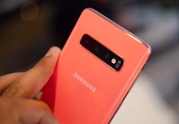 Samsung представил флагманскую серию Galaxy S10 