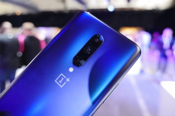 Китайцы массово покупают OnePlus 7 Pro, продавая свои Galaxy S10 