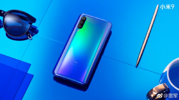 Рабочий Xiaomi Mi 9 в синем цвете на видео