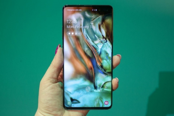 Samsung представил флагманскую серию Galaxy S10 