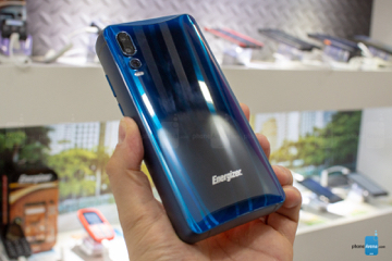 Король автономности Energizer Power Max P18K Pop на живых фото