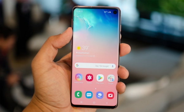 Samsung представил флагманскую серию Galaxy S10 